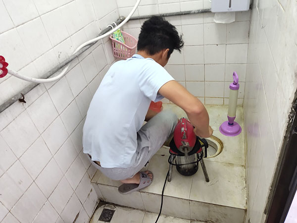 平安管道堵塞冒臭气 专业师傅现场解决问题